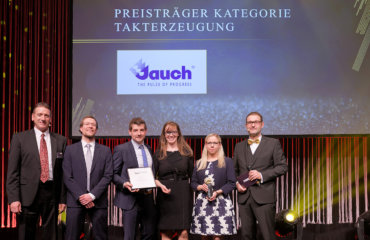 Die vier Vertreter von Jauch nehmen den Preis auf der Bühne entgegen