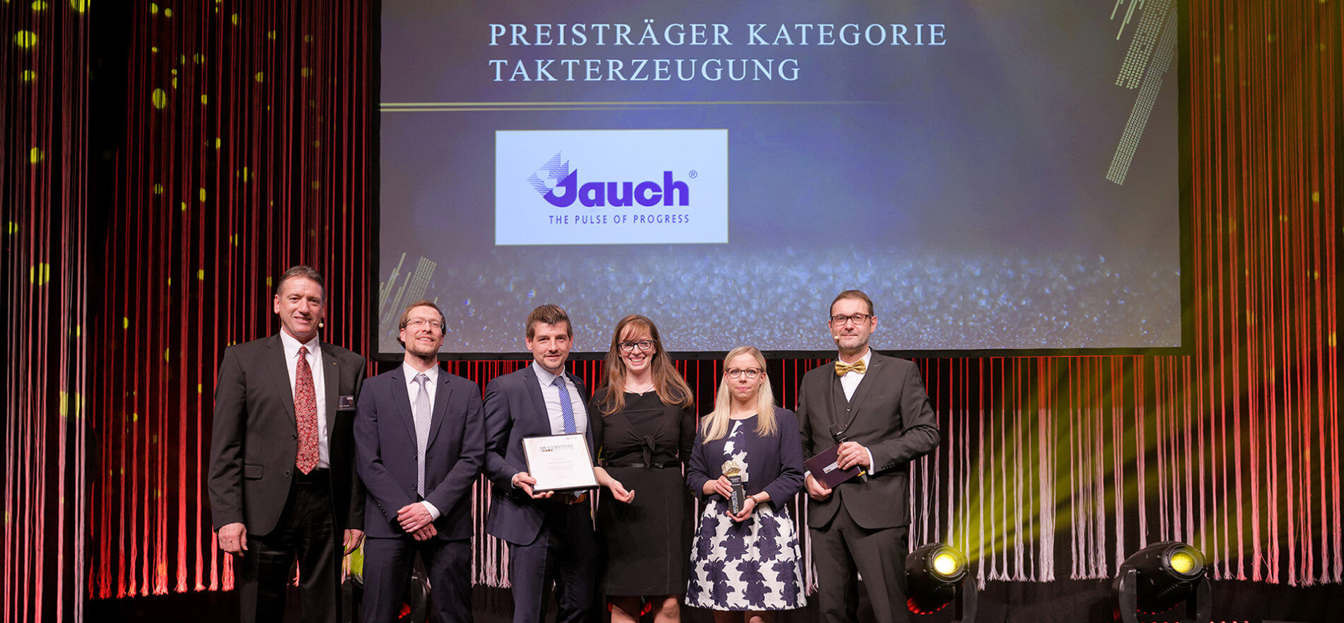 19_02_21_Blog_Bühne The four representatives of Jauch accept the prize on stage