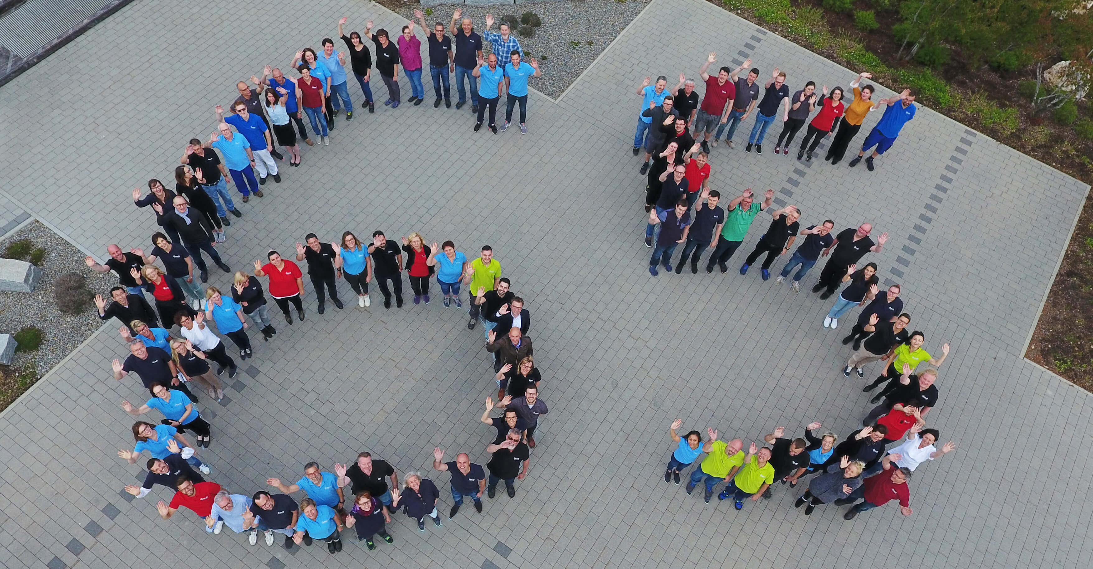 Mitarbeiter65_winkend_16-9_hell Jauch-employees form a 65