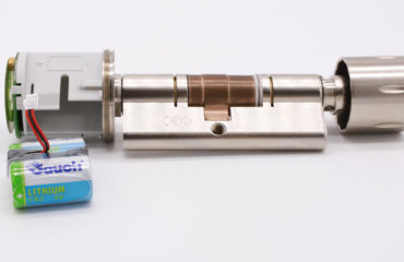 Elektronischer Schließzylinder mit CR2-Batterien der Jauch-Eigenmarke.