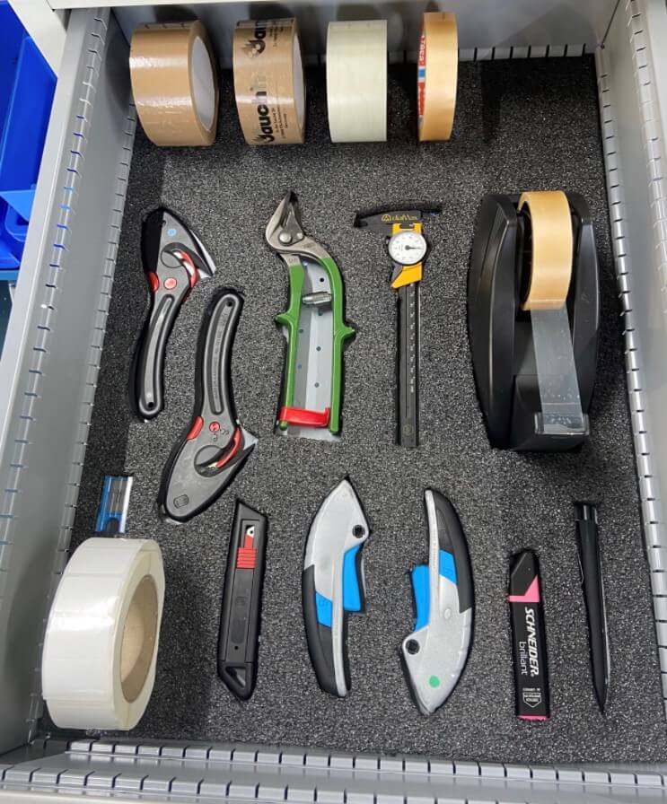 Jedes Werkzeug hat seinen festgelegten Platz in der Schublade