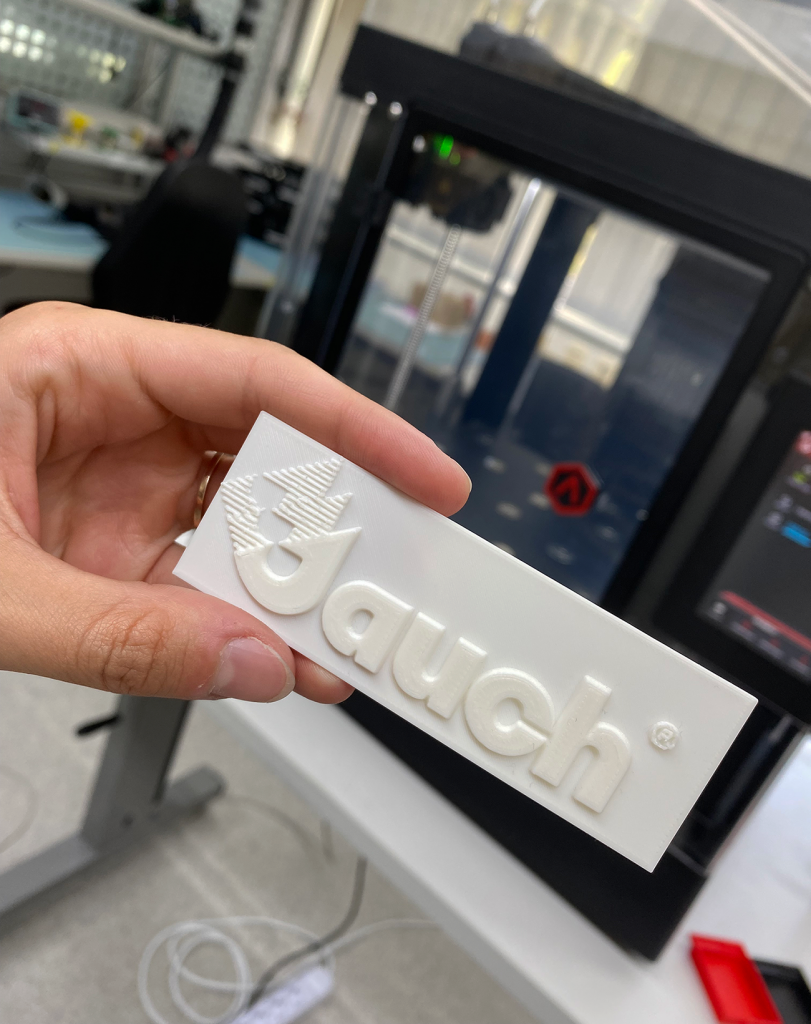3D gedrucktes Jauch Logo vor 3D Drucker