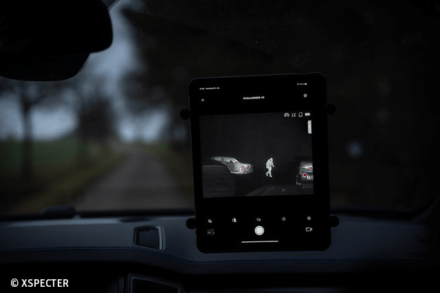 Sicht auf ein Tablet im Auto.
