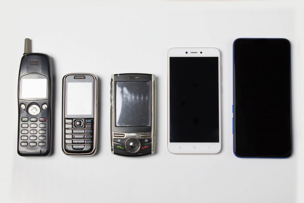Handys aus den letzten Jahrzehnten. Von groß bis klein bis wieder groß mit großen Displays.