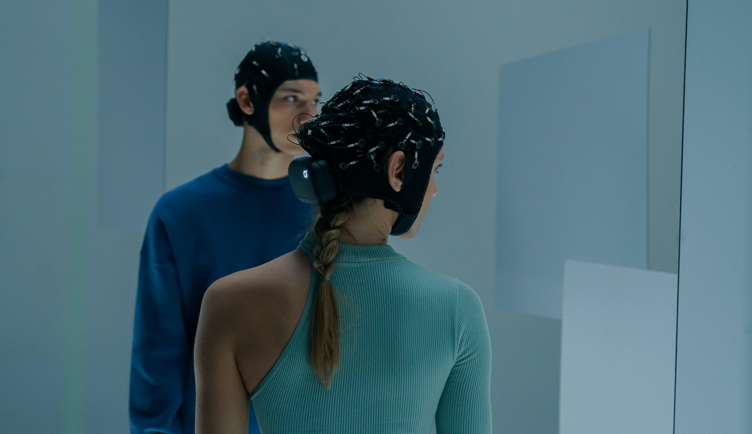 Zwei Personen mit mobilem EEG auf dem Kopf.